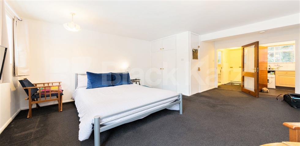 			HOT WATER AND HEATING INCLUDED, Studio Apartment, 1 bath, 1 reception Flat			 Rockley Road, Shepherds Bush